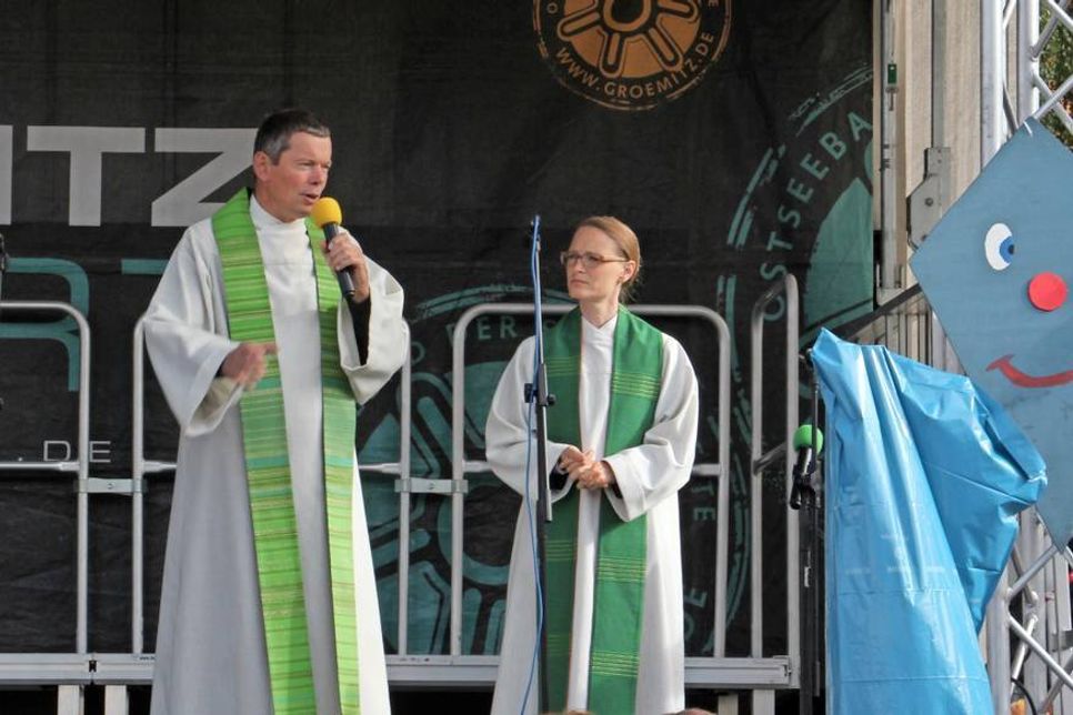 Pastor Holger Lorenzen begrüßte gemeinsam mit Pastorin Angela Zuschneid-Dorn die Besucher des Nicolaimarktes.