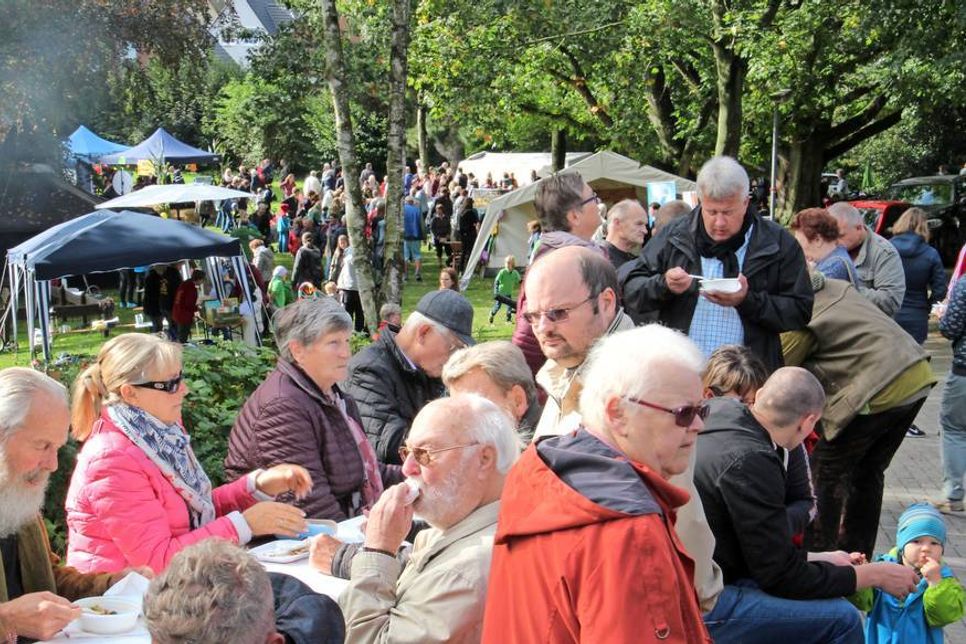 Dank Sonnenschein konnte man im Kurpark draußen schlemmen und genießen.