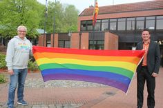 Amtsvorsteher Michael Robien (re.) und Gemeindevertreter Jens Puschmann mit der Fahne, die am Dienstag vor dem Lensahner Rathaus wehen wird.
