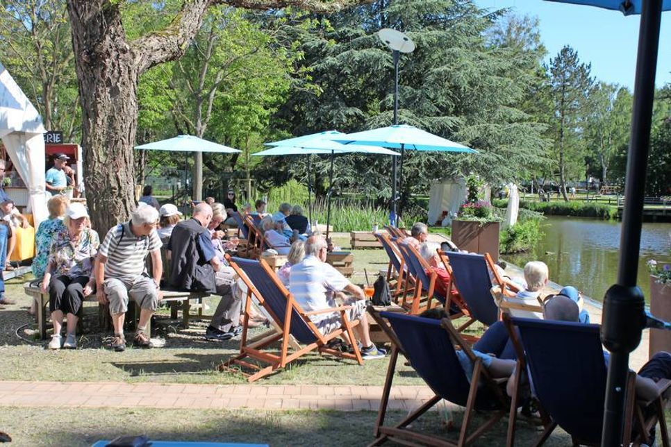Entspannte Atmosphäre für die Besucher am Kurparksee mit exklusivem Bühnenblick.