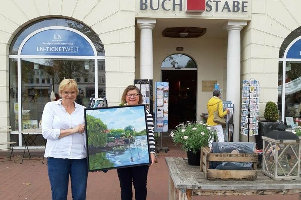 Susanne Bimberg-Nittritz (lks.) vom Buchstabe am Markt und Susanne Cromwell präsentieren ein Bild der kleinen Werkschau.