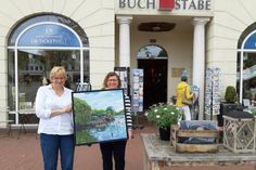 Susanne Bimberg-Nittritz (lks.) vom Buchstabe am Markt und Susanne Cromwell präsentieren ein Bild der kleinen Werkschau.