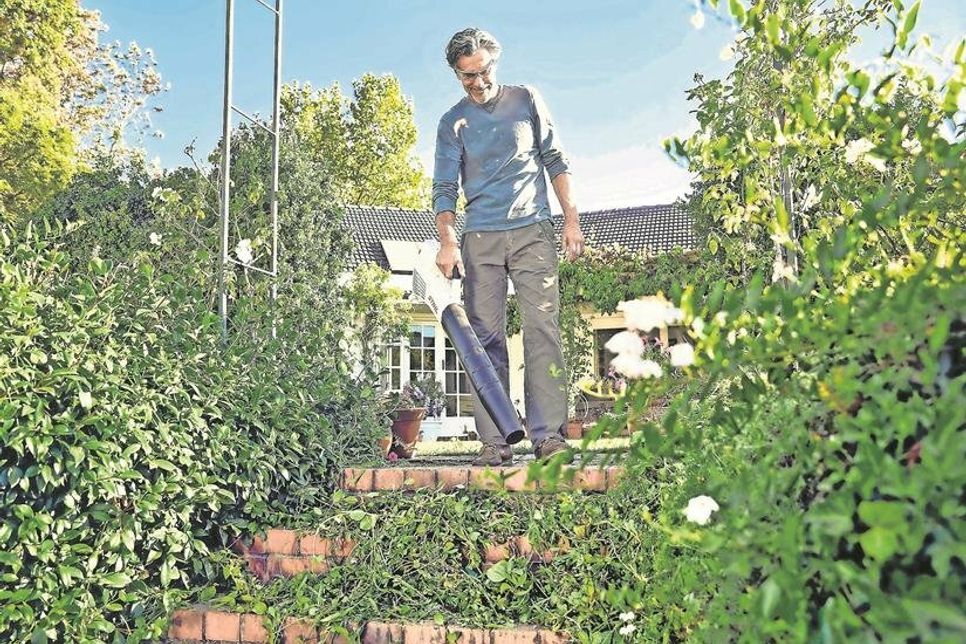 Der Frühjahrsputz rund ums Haus und im Garten muss sein. Besonders bequem, leise und sicher geht die Arbeit mit Akku-Geräten von der Hand. Foto: djd/STIHL
