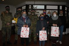 Vertreter der Patenkompanie, der Kindergärten, von Feuerwehr und Gemeinde bei der Übergabe der Gutscheine.