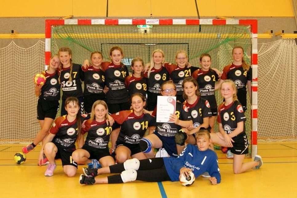 Die weibliche Jugend D der HSG Ostsee kurz vor Saisonbeginn beim AMTV-Turnier in Hamburg.