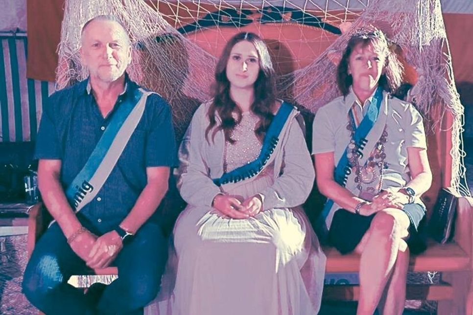 Das neue Aalkönigspaar Daniela Schrödter (rechts) und ihr Lebensgefährte Ralf Strehl mit der neuen Aalprinzessin Tienna Denker.