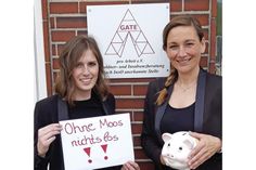 Ratekaus Gleichstellungsbeauftragte Sonja Sesko (r.) und Charlotte Blank von der Schuldnerberatung „GATE - pro Arbeit e. V.“ informieren darüber, wie Frau am besten vorsorgt ist. (Foto: hfr)