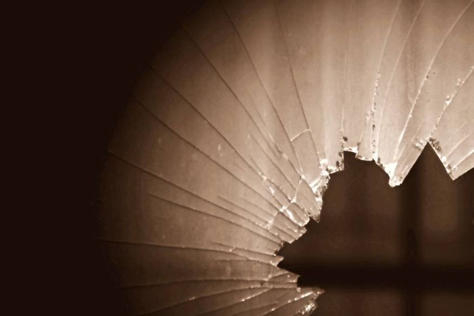 Die Glasscheibe der Tür wurde mit einem Stein eingeworfen. (Foto Pixabay)