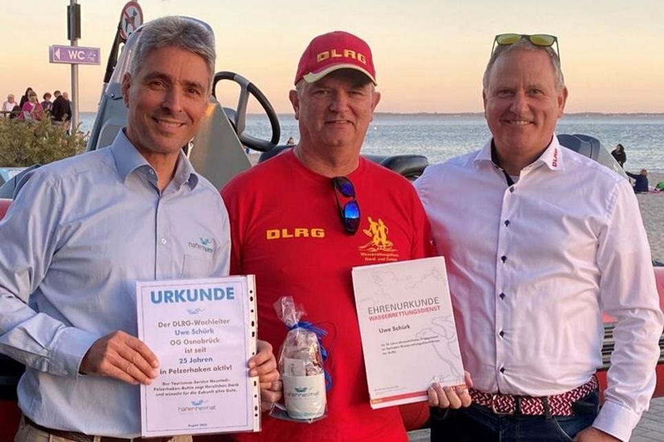 Uwe Schürk (Mitte) wurde bei seiner Verabschiedung aus dem aktiven Dienst auch für 40 Jahre ehrenamtlichen DLRG-Dienst an der Deutschen Nord- und Ostseeküste geehrt.