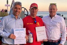 Uwe Schürk (Mitte) wurde bei seiner Verabschiedung aus dem aktiven Dienst auch für 40 Jahre ehrenamtlichen DLRG-Dienst an der Deutschen Nord- und Ostseeküste geehrt.