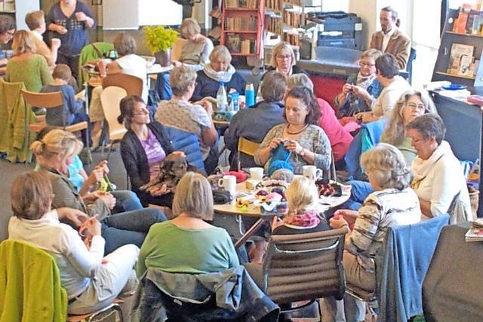 Am kommenden Freitag sieht es in der Kreisbibliothek ab 19 Uhr wieder so aus: StrickerInnen und HäklerInnen treffen sich bei Tee, Kaffee und Keksen, stricken, häkeln, schnacken, tauschen sich aus und haben Spaß.