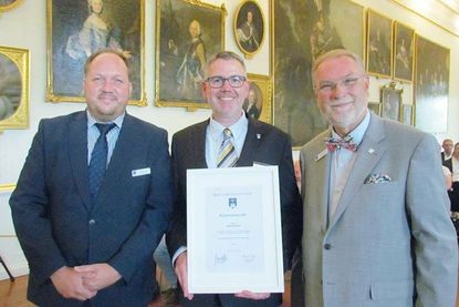 Timo Gaarz (l.), 1. Stellvertretender des Landrats, und Kreispräsident Harald Werner (r.) zeichneten in der vergangenen Woche den Stockelsdorfer Axel Schaak mit der Ehrennadel aus.