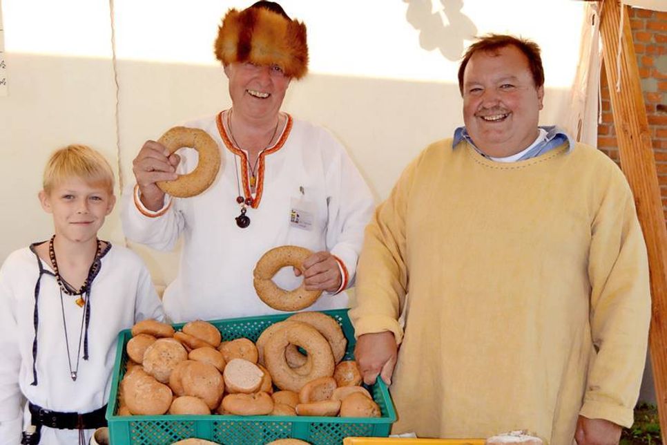 Höchstpersönlich schlüpft Dr. Kersten Jungk (m.), erster Vorsitzende vom Pönitzer Museum, in das mittelalterlich-slawische Gewand, um dem Marttreiben Leben einzuhauchen. Foto: Eknad