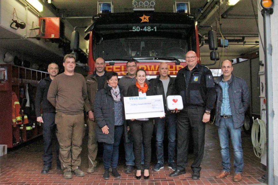 Kay Cyriacks von der Firma AED Partner und Gemeindewehrführer Hans-Werner Landschoof (v. re.) mit den Unterstützern Heino Puck (DeHoGa Ortsverband Kellenhusen), Annika Langbehn (VR Bank Ostholstein-Nord Plön eG, Grömitz), Hauke Ewers (Hauke Ewers Bau GmbH), Ute Landschoof (Sauber Team), Mathias Holtz (Reitstall Wintershof), Christian Puck (Gartenservice) sowie der stellvertretende Wehrführer Bernd Bader. Weiterer Sponsor war die Zentrale Zimmervermittlung.
