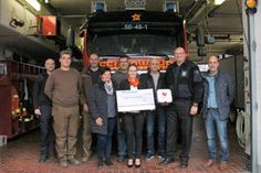 Kay Cyriacks von der Firma AED Partner und Gemeindewehrführer Hans-Werner Landschoof (v. re.) mit den Unterstützern Heino Puck (DeHoGa Ortsverband Kellenhusen), Annika Langbehn (VR Bank Ostholstein-Nord Plön eG, Grömitz), Hauke Ewers (Hauke Ewers Bau GmbH), Ute Landschoof (Sauber Team), Mathias Holtz (Reitstall Wintershof), Christian Puck (Gartenservice) sowie der stellvertretende Wehrführer Bernd Bader. Weiterer Sponsor war die Zentrale Zimmervermittlung.