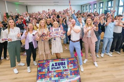 Bunt und gut gelaunt: famila begrüßte die neuen Azubis. (Foto: : famila/Henrik Matzen)