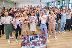 Bunt und gut gelaunt: famila begrüßte die neuen Azubis. (Foto: : famila/Henrik Matzen)