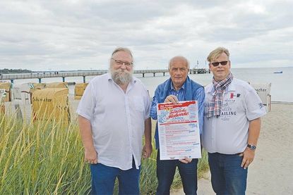 Jürgen Brede (l., Festausschussvorsitzender) und Schatzmeister Joerg Schimeck-Brede (r.) freuen sich mit dem Fischereivereins-Vorsitzenden Bodo Willert auf die Fröhliche Allwoche, die in diesem Jahr zum 61. Mal gefeiert wird. Hier ein Archiv­foto von 2019.