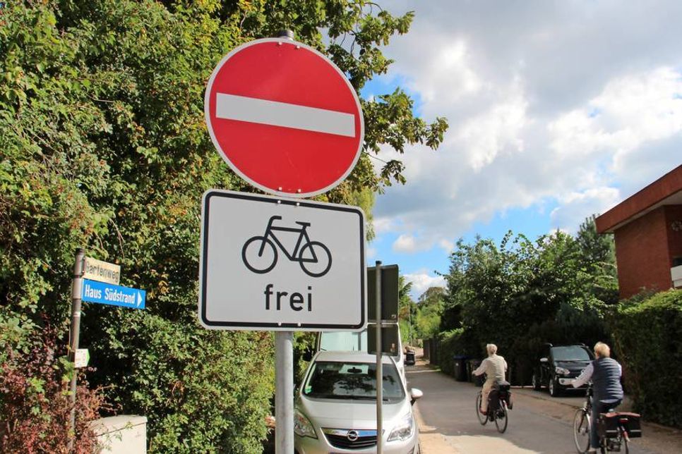 Radfahrer dürfen im Gartenweg nun ganzjährig in beide Richtungen fahren.