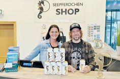 Timmendorfer Strands Marketingleiterin Silke Szymoniak und Bier-Sommelier Olli Schmökel präsentieren die ersten Bierdosen vom Timmendorfer Strand Zwickel.