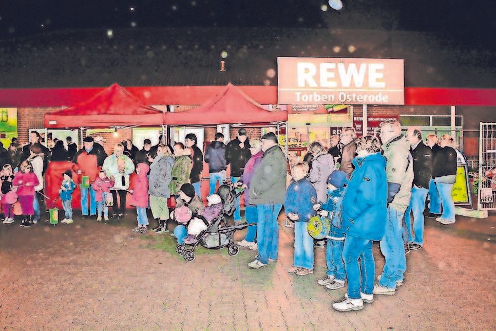 Mit bunten Papierlampions wird die dunkle Jahreszeit zum Leuchten gebracht.