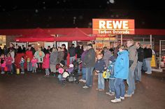 Mit bunten Papierlampions wird die dunkle Jahreszeit zum Leuchten gebracht.