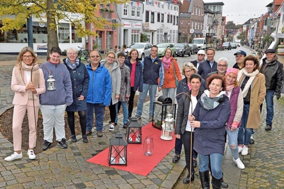 Schulterschluss für einen stimmungsvollen Abend mit vorweihnachtlichen Anklängen: Die Preetzer Geschäfte der Innenstadt rollen für ihre Kunden den roten Teppich aus.
