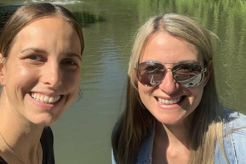 Kristina Kolbe (lks.) und Gesche Muchow besuchten auch die Enten (und Fitnessgeräte) im Kurpark.