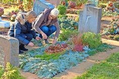 Die Friedhofsgärtner fertigen Grabgestecke an, die so individuell wie die Persönlichkeit der Verstorbenen sind. Foto: BdF, Bonn