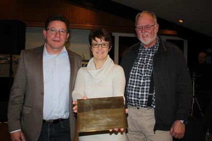 Besondere Auszeichnung: Volker und Sandra Pung mit Jürgen Möller vom Heimat- und Kulturverein Dahme (v. lks.).