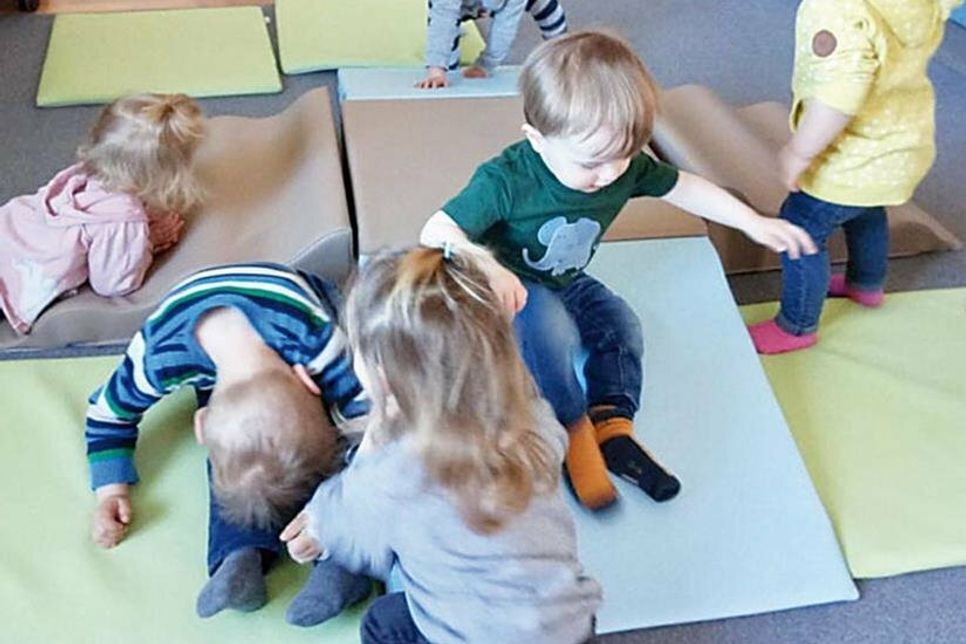 Die Kinder im Krippenbereich des Integrationskindergartens im Kastanienhof erkunden begeistert ihre neue Bewegungslandschaft.