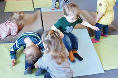 Die Kinder im Krippenbereich des Integrationskindergartens im Kastanienhof erkunden begeistert ihre neue Bewegungslandschaft.