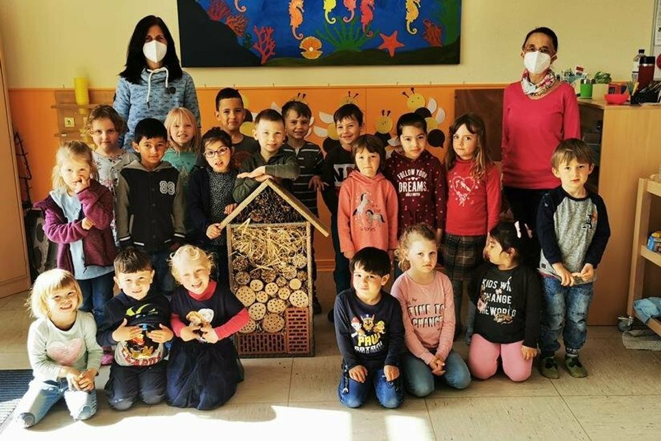 Die Kinder der Seepferdchengruppe freuen sich gemeinsam mit ihren Erzieherinnen Bärbel Neitzel und Stefanie Kubessa über ihr selbst gebautes Insektenhotel.