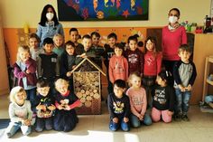 Die Kinder der Seepferdchengruppe freuen sich gemeinsam mit ihren Erzieherinnen Bärbel Neitzel und Stefanie Kubessa über ihr selbst gebautes Insektenhotel.