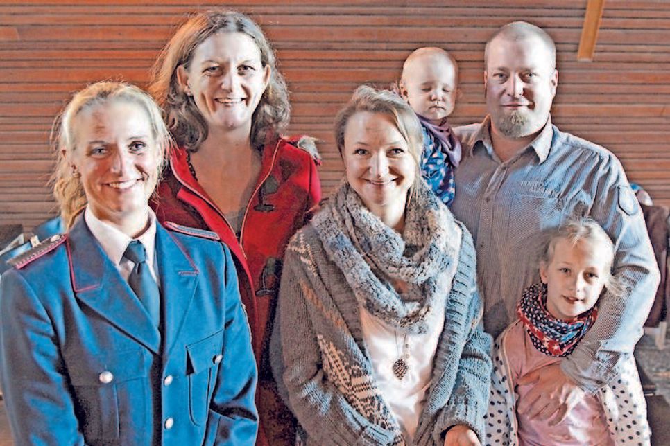 (unten v. lks.) Manuela Erp, Katrin und Henna Wäscher, (oben v.l.) Alexandra Gutzeit-Düvel und Michael Wäscher sind ehemalige “Schneckenkinder”. Anna wird demnächst in die Ehrenliga der Schneckenkinder aufgenommen werden.