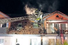 Über die Drehleiter gingen die Einsatzkräfte gegen die Flammen vor.