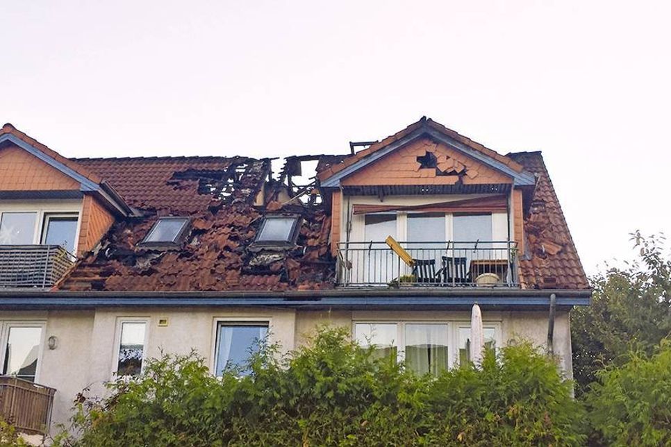 Am Morgen nach dem Einsatz wird das Ausmaß deutlich:?Um an den Brandherd zu gelangen, musste das Dach des betroffenen Gebäudes teilweise abgedeckt werden. (Fotos: FFW)