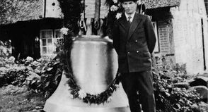 Das Bild, so die nicht ganz gesicherte Vermutung, zeigt die Glockenweihe einer Glocke aus Süsel im Jahre 1928.
