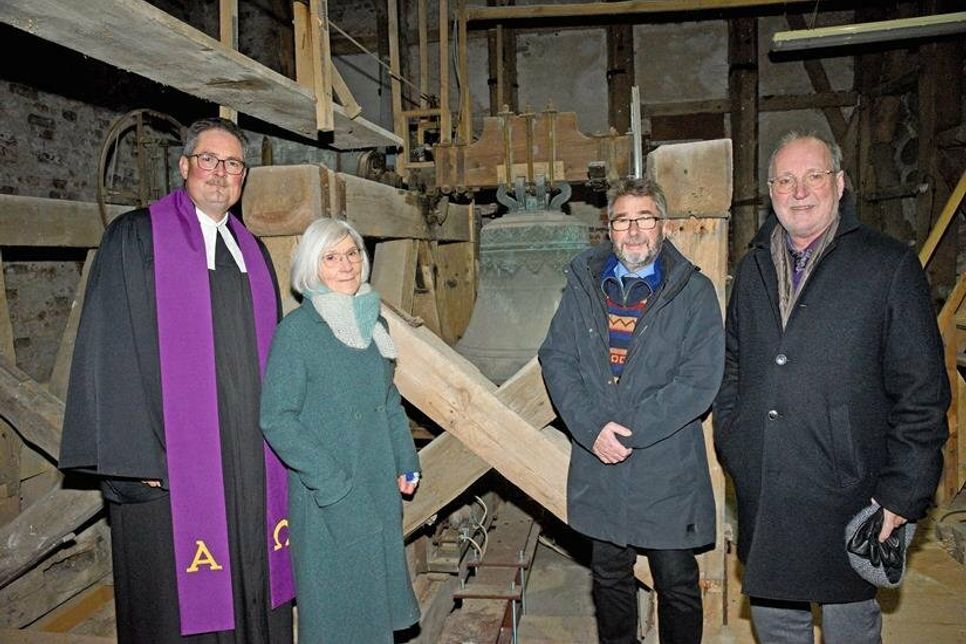 Pastor Matthias Hieber, Anne Przibilka und Michael Meininghaus vom Förderverein sowie Propst Peter Barz (v.l.) beim Glockenanläuten.
