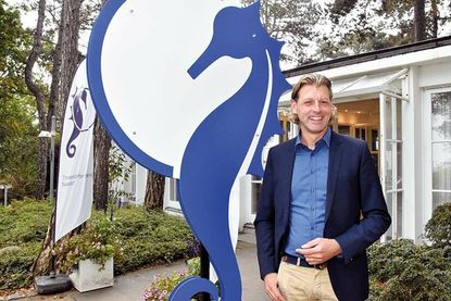 Knapp zwei Jahre nach seiner Abwahl will der ehemalige Bürgermeister der Gemeinde Timmendorfer Strand, Robert Wagner, bei der Kommunalwahl im Mai 2023 mit einer neuen Wählergemeinschaft in die Gemeindevertretung einziehen.