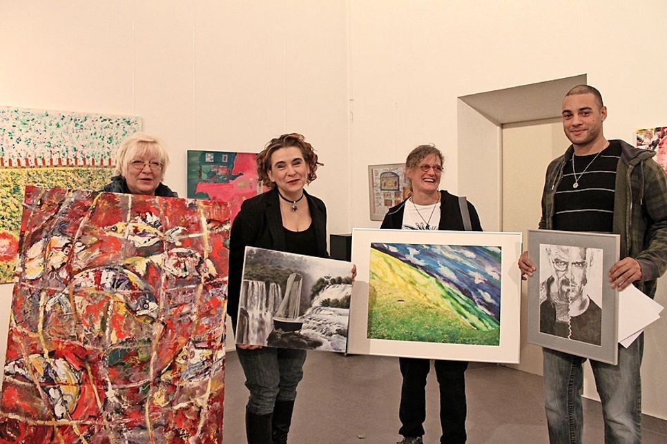 Die Sieger des Ameos Kunstpreises 2015: Ingrid Deventer (2. Platz), Alesja Kaplunova (3. Platz), Eva Oetken (1. Platz) und Publikumspreisträger D.W. (v. lks.).