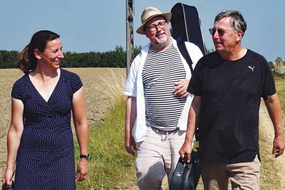 Morgens Mittags Abends (Momiabends) - das sind Kerstin Lorenzen (Gesang, Akkordeon, Saxophon, Flöten, Ukulele), Peter Boll (Gesang, Geige) und Michael Lempelius (Gesang, Gitarre, Bouzouki, Percussion). Die drei verbindet eine langjährige musikalische Freundschaft, geballte Musikalität, Spielfreude und eine umfangreiche Bühnen- und Ensembleerfahrung. Am 1. Juli spielen sie in Plön ab 17 Uhr.