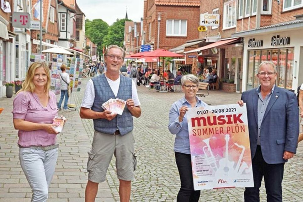 Die Leiterin der Tourist Info Caroline Backmann, Musiker Christoph Peters, Wiebke Kiß, Vorsitzende des Vereins Stadtmarketing Plön am See und Bürgermeister Lars Winter laden zum zweiten Musiksommer ein.