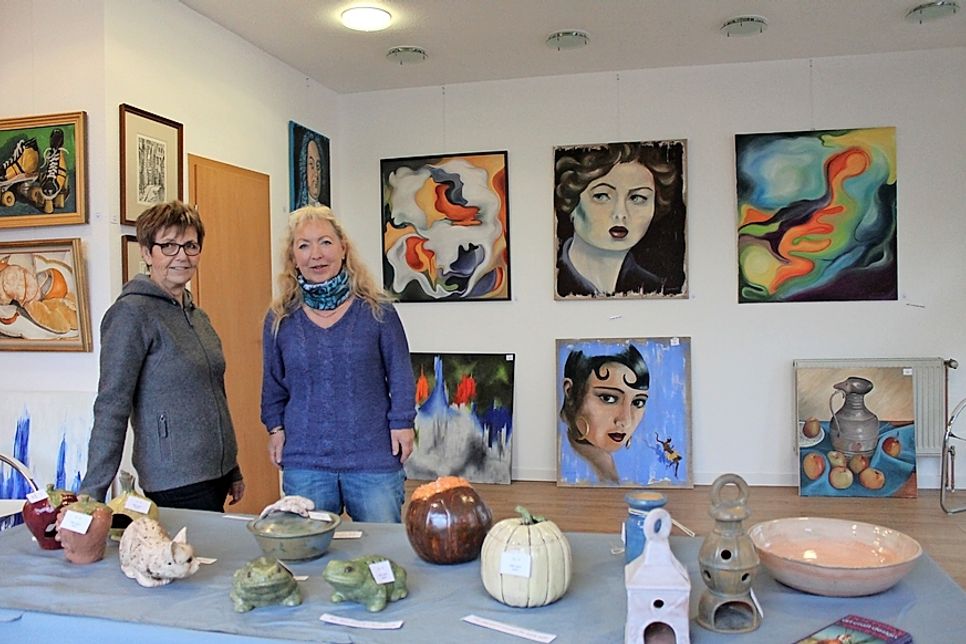 Die Künstlerinnen Gabriele Kasten und Cornelia Scheefeld mit einigen ihrer Werke, die sie für den guten Zweck verkaufen.