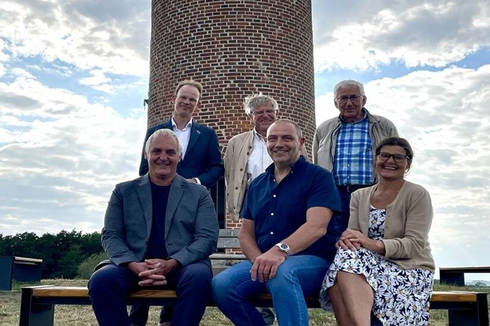 Bürgermeister Adrianus Boonekamp, Dorfvorsteher Andreas Wende und Dorothee Wende beim „Probesitzen“ sowie stehend Axel Sommerlatt, Präsident des Rotary Clubs Neustadt-Ostsee und die Mitglieder Karl-Friedrich Linke und Karl-Heinz Meyer (v. lks.).
