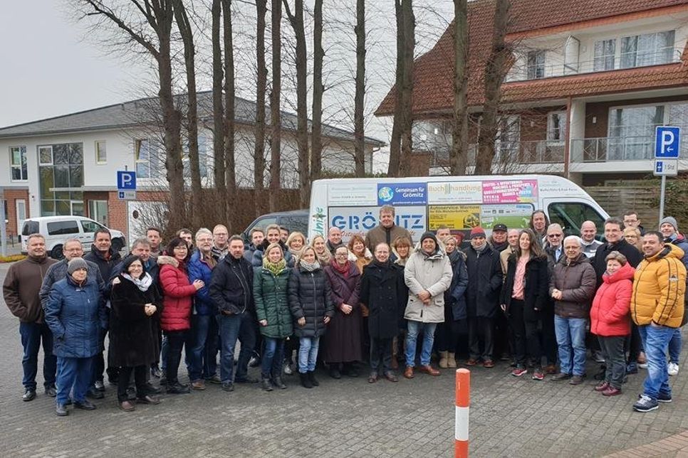 Die Sponsoren vor dem neuen Fahrzeug.