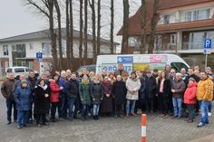 Die Sponsoren vor dem neuen Fahrzeug.