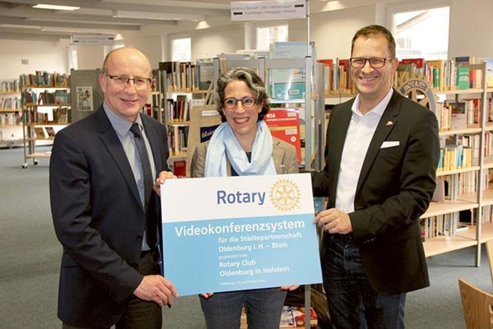 Rotary Club Präsident David Depenau überreichte das vom Rotary Club Oldenburg gespendete Videokonferenzsystem am Donnerstag in der Stadtbücherei Oldenburg an Sylvaine Mody und Martin Voigt.