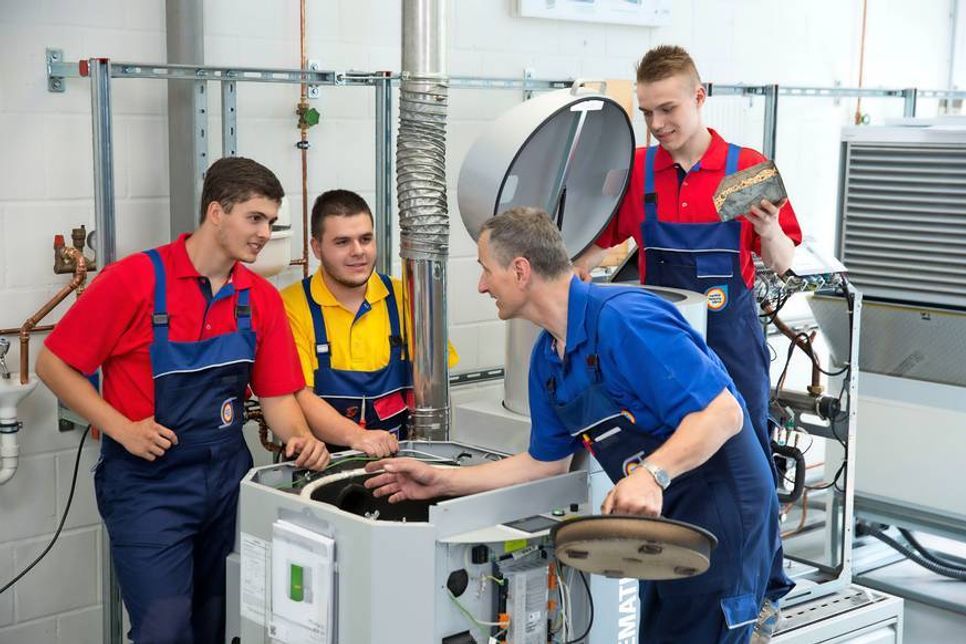 Die Berufsaussichten im SHK-Handwerk sind gut, denn im Zuge der Energiewende und des demographischen Wandels boomt die Branche. (Foto: djd/ZVSHK)