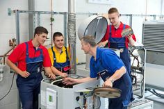 Die Berufsaussichten im SHK-Handwerk sind gut, denn im Zuge der Energiewende und des demographischen Wandels boomt die Branche. (Foto: djd/ZVSHK)
